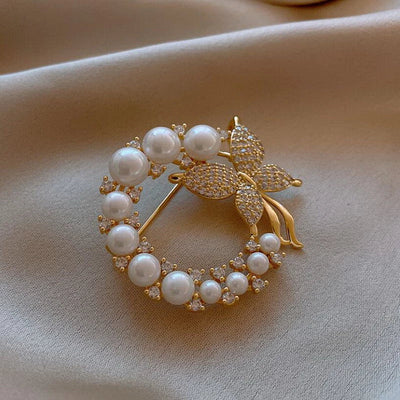 Vintage sommerfuglbrosje med perler og diamanter i gull
