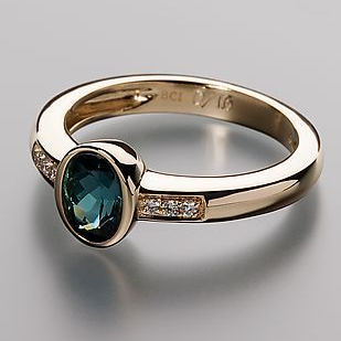 Vintage ring i gull med innlagt blå krystall