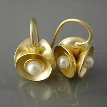 Vintage-øredobber i gull og perler